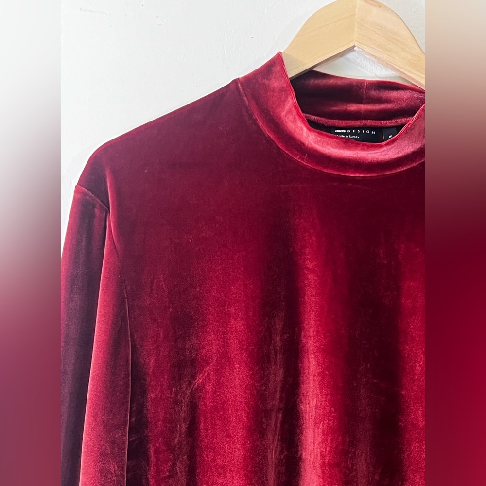 ASOS DESIGN muscle long sleeve t-shirt in burgundy velour with turtleneck - Picture 8 of 16